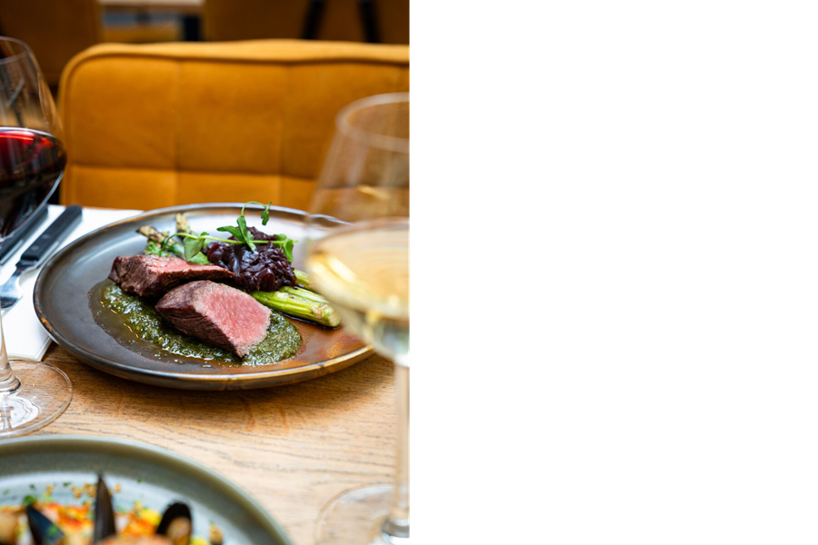 Bavette met chimichurri, rode uiencompote en groene asperges