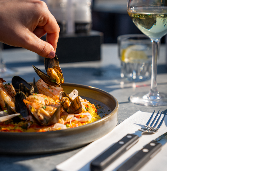 Zeevruchtensaffraanrisotto met gamba's en mosselen